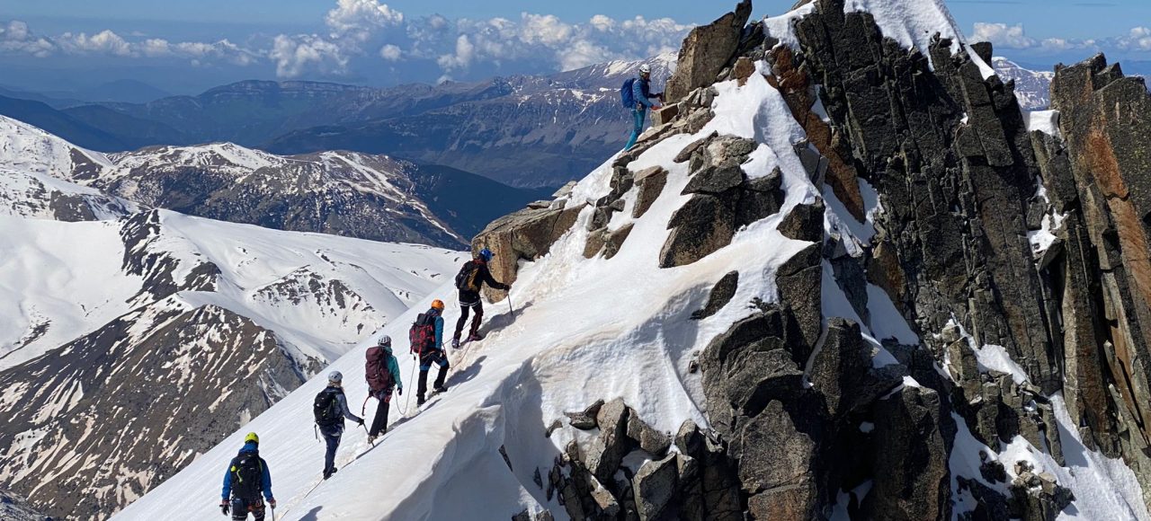 Grup assolint un cim en cordada hivernal