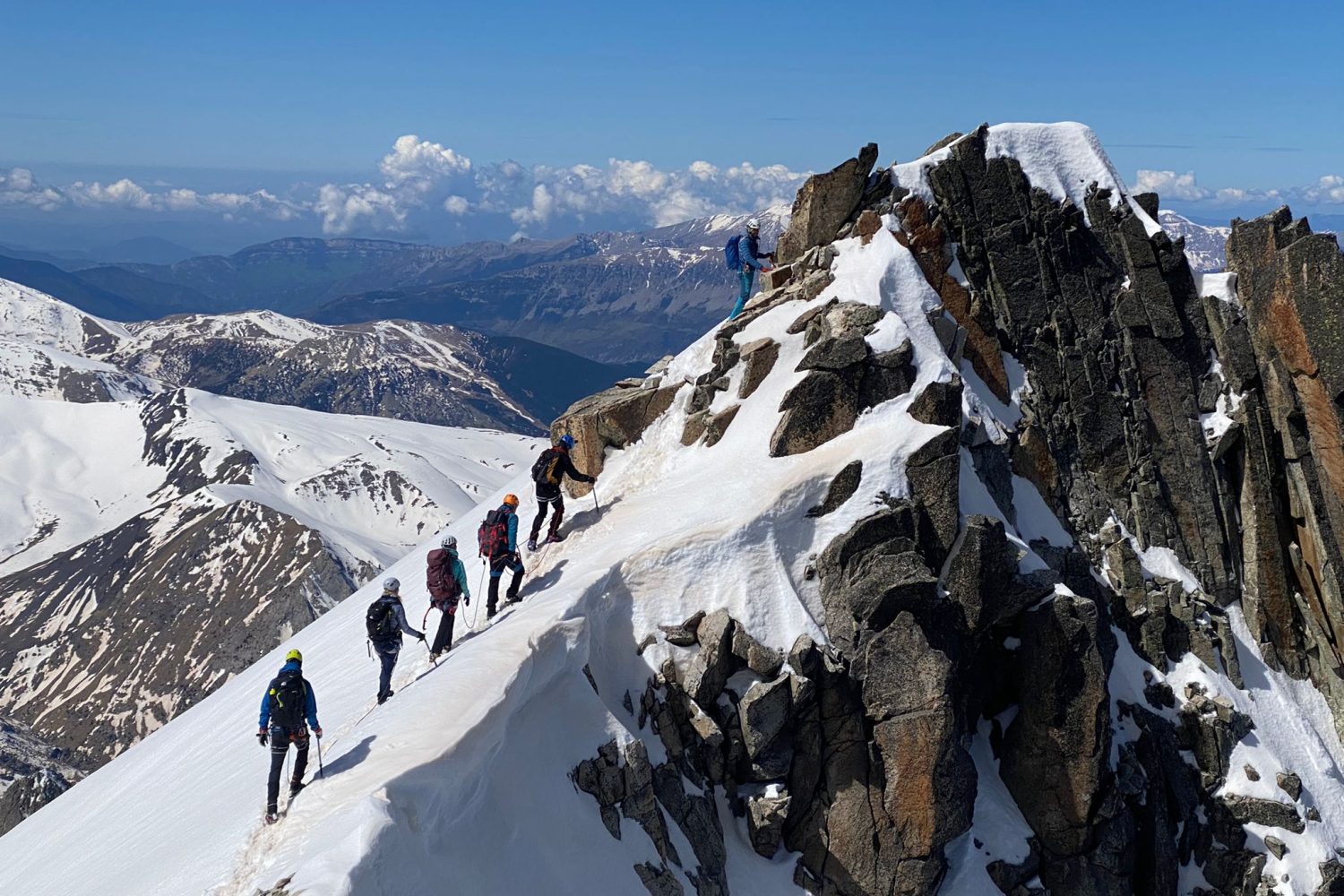 Grup assolint un cim en cordada hivernal