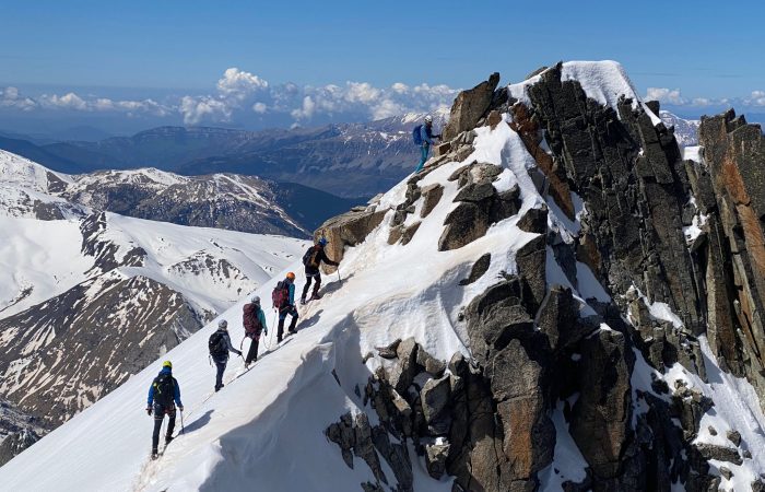 Grup assolint un cim en cordada hivernal