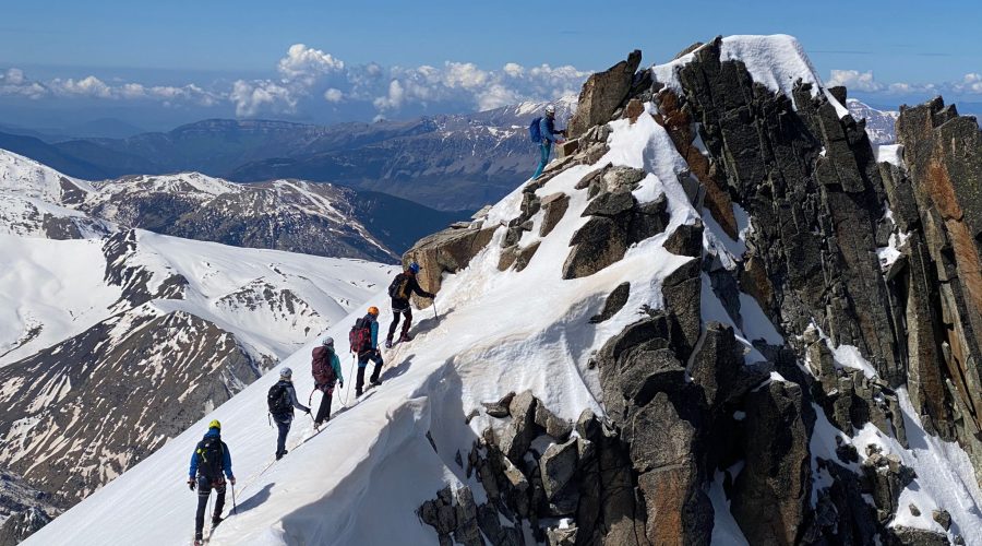 Grup assolint un cim en cordada hivernal
