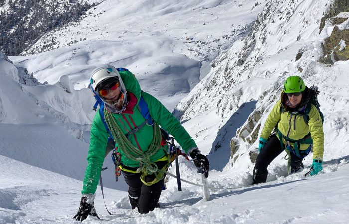 La muntanya és un entorn exigent, on les condicions meteorològiques poden canviar ràpidament. Per això, és fonamental triar la roba adequada per a protegir-nos del fred, la pluja i el vent. El sistema de 3 capes és la millor opció per a vestir-se a la muntanya.