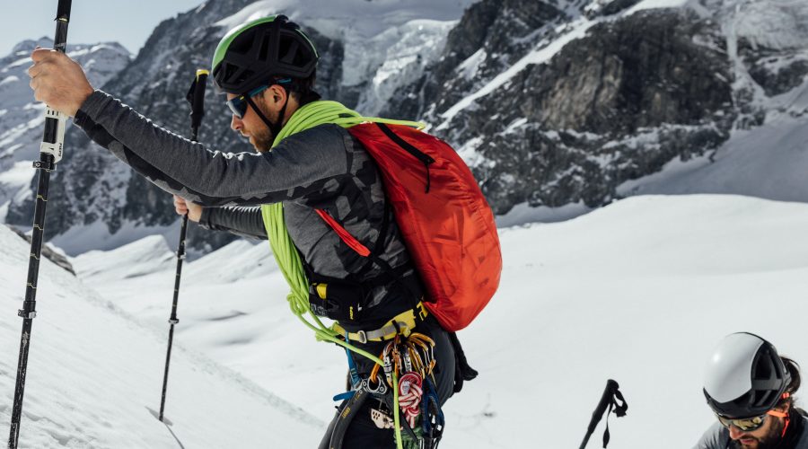 La muntanya és un entorn exigent, on les condicions meteorològiques poden canviar ràpidament. Per això, és fonamental triar la roba adequada per a protegir-nos del fred, la pluja i el vent. El sistema de 3 capes és la millor opció per a vestir-se a la muntanya.